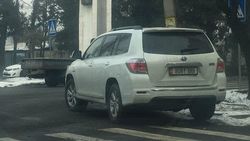 Возле ГКНБ «Хайландер» с номерами «Ниссан» припаркован на «зебре» Возле ГКНБ «Хайландер» с номерами «Ниссан» припаркован на «зебре»