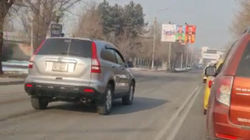 Несколько машин проехали по встречке на Чапаева. Видео