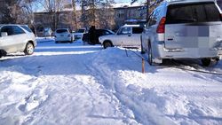 В Кербене посетители больницы беспорядочно паркуют машины. Фото местного жителя В Кербене посетители больницы беспорядочно паркуют машины. Фото местного жителя