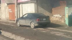 «Форд Фокус» припаркован на тротуаре. Фото «Форд Фокус» припаркован на тротуаре. Фото