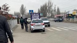 «Тойота Ярис», у которой более 20 тыс. сомов штрафов, припаркована на зебре. Фото