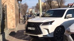 Lexus LX 570 припарковался, заехав на тротуар. Фото