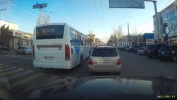 Госномер 8264ВВ действительно принадлежит автобусу аэропорта
