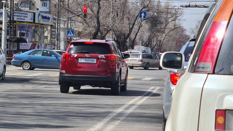 «Тойота» едет по встречке на Боконбаева. Фото