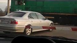 На ЖД переезде в Канте BMW 525 выехал на встречку и заехал на шлагбаум. Видео