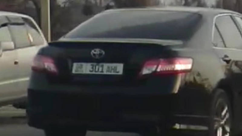 На ЖД переезде в Канте BMW 525 выехал на встречку и заехал на шлагбаум. Видео