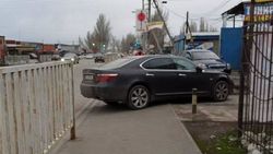 Lexus LS 460 припаркован на тротуаре. Фото горожанина