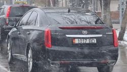 В Бишкеке замечен полностью тонированный Cadillac SRX. Фото