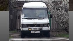 Бус «Мерседес» припарковался на тротуаре. Фото