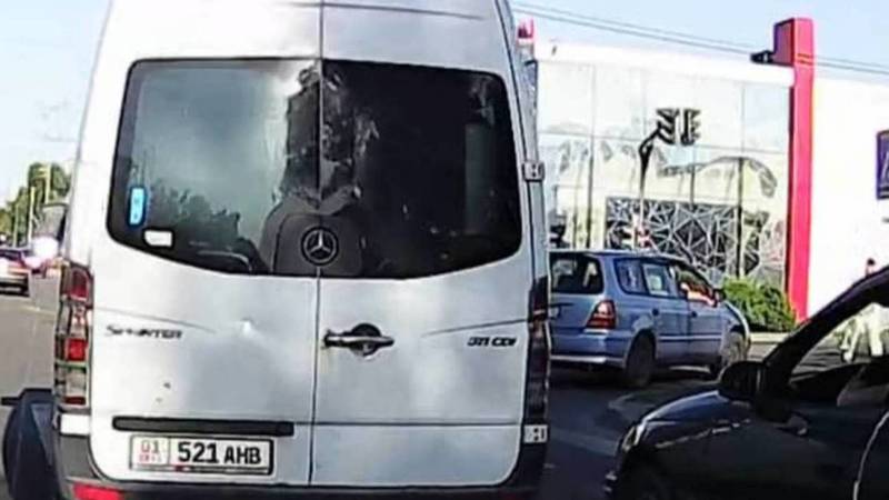 Бус, у которого 24 тыс. сомов штрафов, повернул со второй линии. Видео