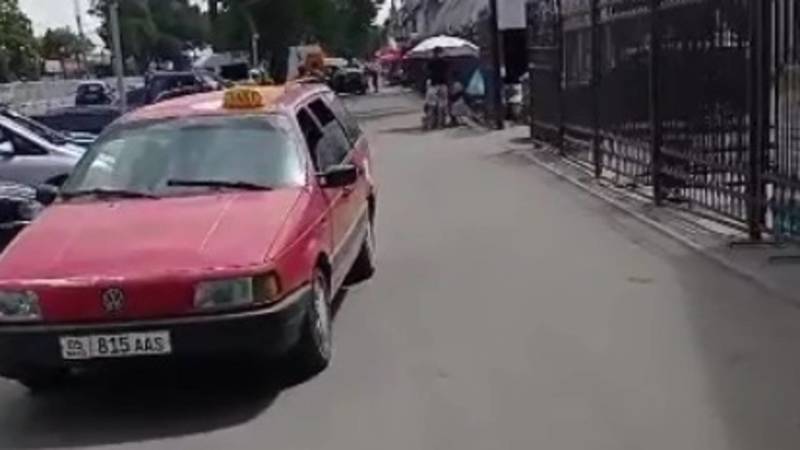 На Дэн Сяопина машины едут по тротуару. Видео