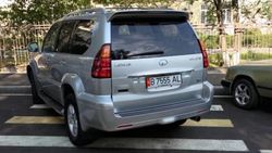 Lexus GX 470, у которого 5000 сомов штрафов, припаркован на зебре. Фото