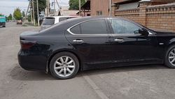 Lexus LS 460 припаркован на тротуаре