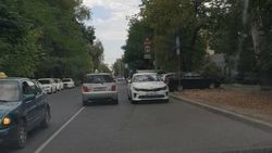 KIA припаркована против шерсти на Уметалиева. Фото