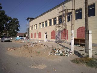 Житель Сокулука просит убрать строймусор на проезжей части трассы Бишкек—Кара-Балта