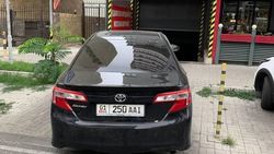 «Тойоту» припарковали у въезда на парковку. Фото