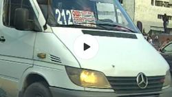 На Киевской маршрутка выехала на встречку. По Carcheck за ней числятся 16 штрафов