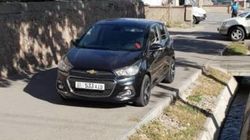 На ул.Лермонтова машину припарковала посреди тротуара, - очевидец <i>(фото)</i>
