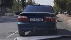 Водитель «Мазды» хомутами закрыл цифры на госномере. Фото Водитель «Мазды» хомутами закрыл цифры на госномере. Фото