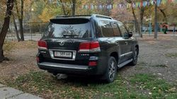 Lexus LX 570 припарковался на детской площадке. Фото Lexus LX 570 припарковался на детской площадке. Фото