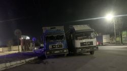 Фуры припаркованы на проезжей части на Сыдыгалиева. Фото Фуры припаркованы на проезжей части на Сыдыгалиева. Фото