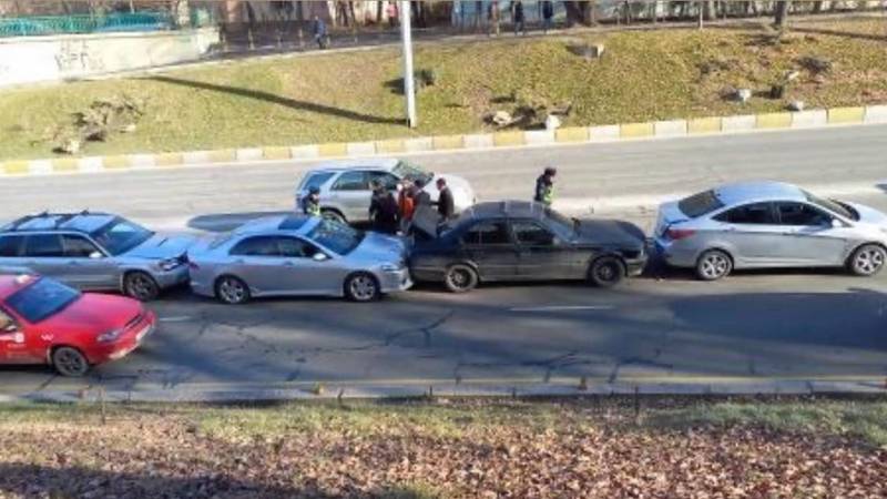 На Советской паровозиком столкнулись 4 машины. Видео