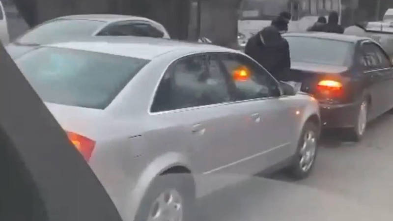 На бульваре Махатмы Ганди паровозиком столкнулись 5 машин. Видео с места аварии
