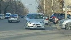 Водитель едет по встречке на Токтогула. Фото