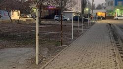 Законно ли в 10 мкр устанавливают железные столбики. Фото