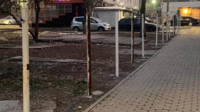 Законно ли в 10 мкр устанавливают железные столбики. Фото