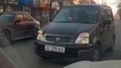 «Хонда» со штрафами на 14,5 тыс. сомов выехала на встречку. Видео