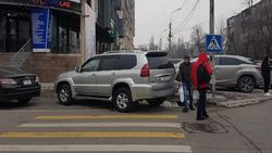 Lexus GX 470 припаркован на «зебре». Фото