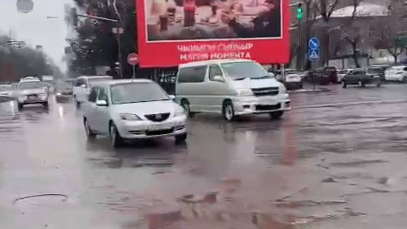 На Тоголок Молдо затопление тротуаров происходит из-за переизбытка воды, а не из-за мусора в арыках, - «Бишкекзеленхоз»