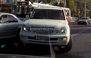 «Лексус LX 570» развернул на двойной сплошной линии