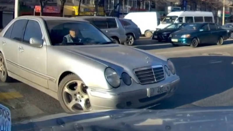 «Мерседес» создал аварийную ситуацию, а затем чуть не сбил пару на «зебре». Видео