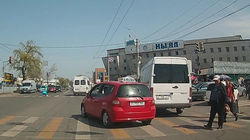 «Фит» из «Жорго такси» проехал на красный возле Ошского рынка. Видео