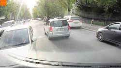 Водитель «Тойоты» посадил ребенка на переднее сиденье и выехал на встречку. Видео