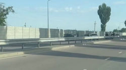 На трассе в аэропорт «Манас» столкнулись две машины, одна врезалась в забор. Видео На трассе в аэропорт «Манас» столкнулись две машины, одна врезалась в забор. Видео