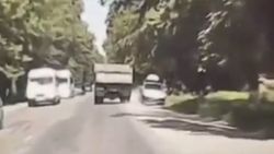 «На грани смерти». Легковушка выехала на встречку и чудом не попала под колеса грузовика. Видео «На грани смерти». Легковушка выехала на встречку и чудом не попала под колеса грузовика. Видео