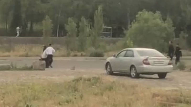 В Оше толпа жестоко избила одного. Видео