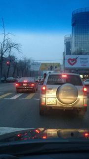Перекресток Токтогула-Логвиненко S8548AE и B5216AZ.
Выезд за стоп-линию