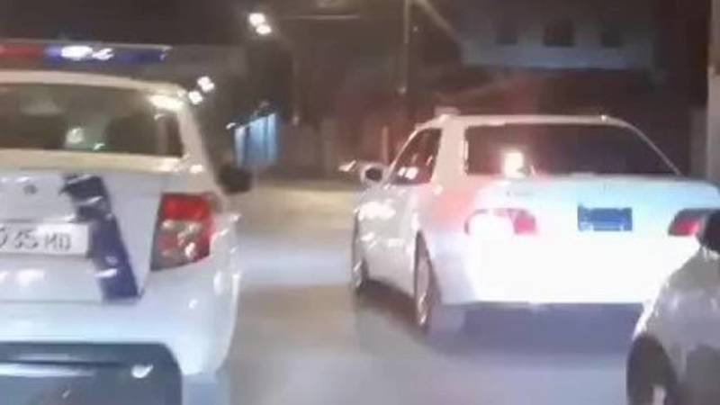 Машина МВД проехала мимо тонированного авто без номеров. Видео
