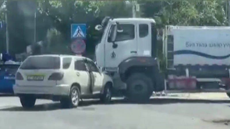 В Оше «Тойота» врезалась в мусоровоз «Тазалыка». Видео с места аварии