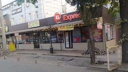 Законно ли на Кулатова павильон поставили на тротуаре. Фото