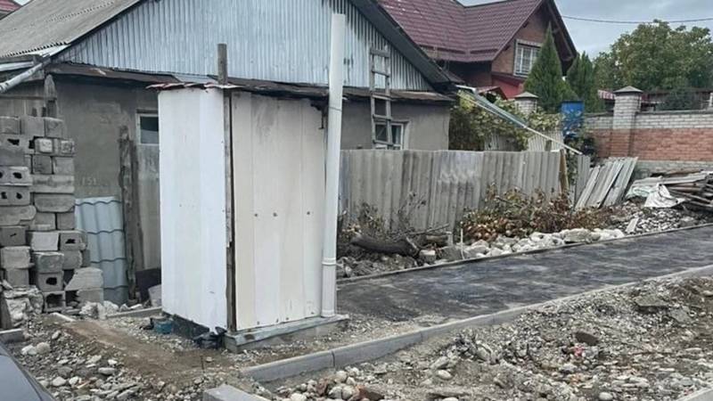 Забор депутата снесли, а туалет на тротуаре не смогли? Фото горожанина