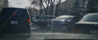 На Московской припаркованные машины занимают одну полосу. Фото