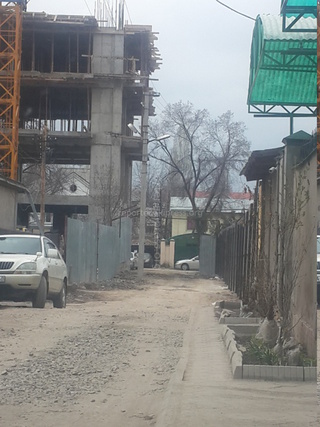 Требуем, чтобы строительная компания установила надлежащий забор на объекте на Чокморова-Орозбекова, - жители <b><i> (фото) </i></b>