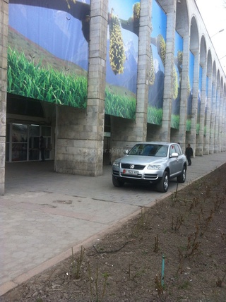 Горожане возмущены постоянной парковкой посреди площади Ала-Тоо и на остановке по ул.Московская <b><i> (фото) </i></b>