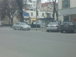 У Фонда госимущества каждый день паркуется автомобиль, нарушая различные ПДД и мешая прохожим, - читатель <b><i>(фото)</i></b>
