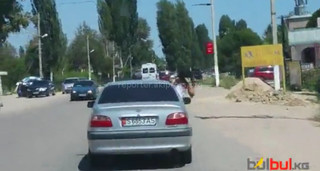 Ребенок почти всю дорогу ехал в машине, высунувшись всем телом в окно, - читатель <b>(видео)</b>